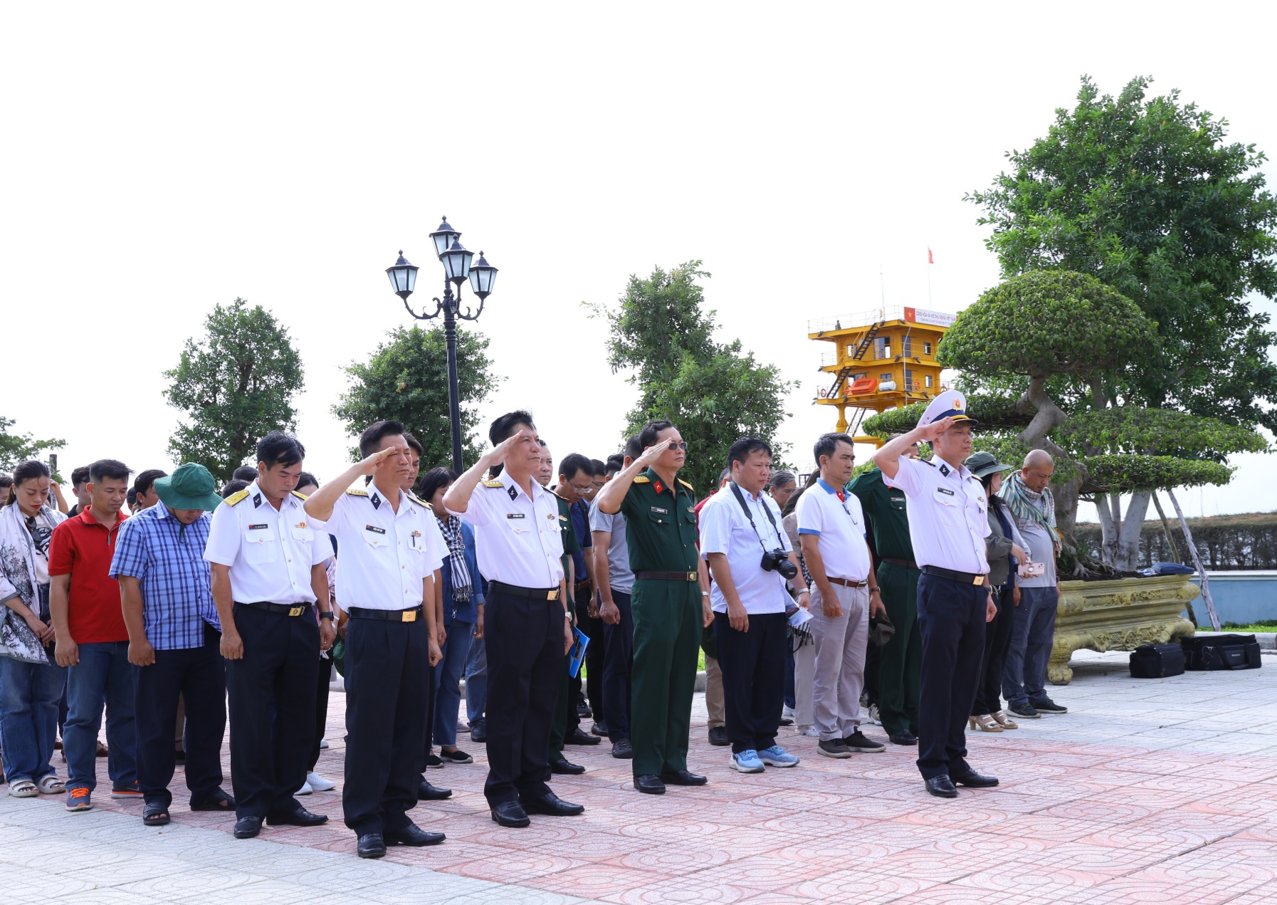 Bộ Tư lệnh Vùng 2 Hải gặp mặt đoàn công tác, phóng viên đi thăm, chúc Tết cán bộ, chiến sĩ làm nhiệm vụ trên biển
