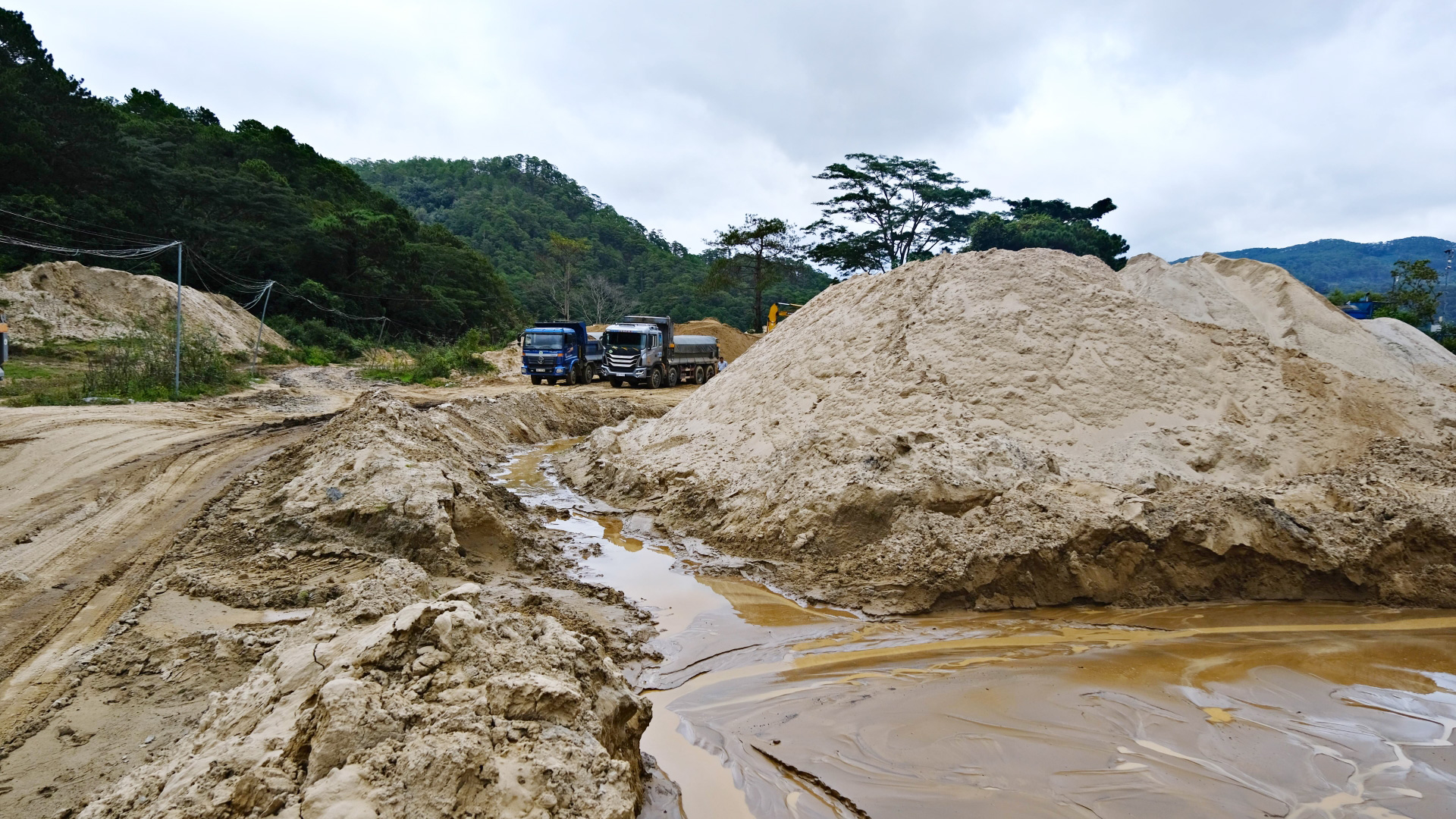 Khẩn trương thực hiện việc đấu giá khoáng sản tận thu từ hoạt động nạo vét lòng hồ thuỷ lợi, thuỷ điện