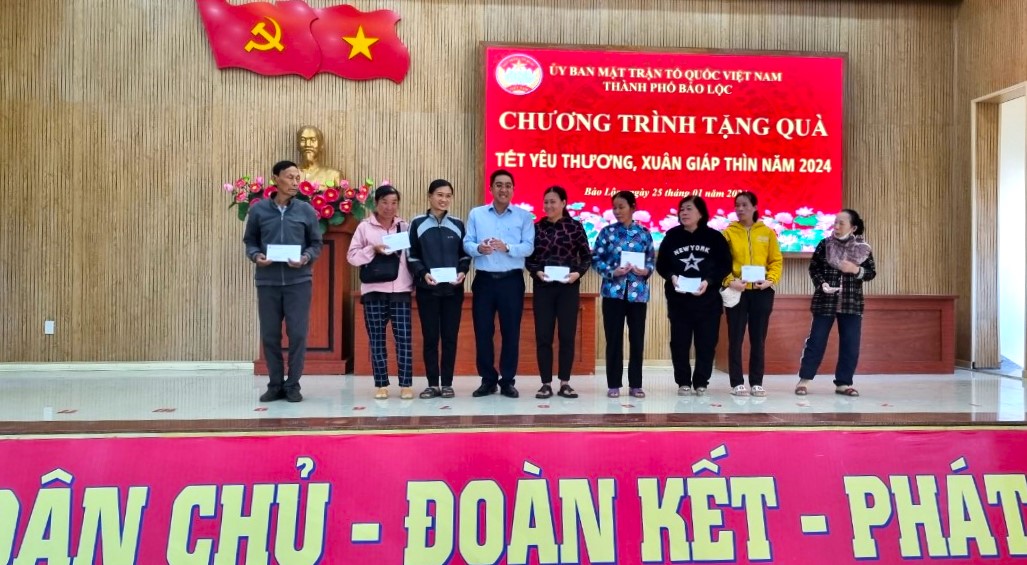 Bảo Lộc: Trao tặng hơn 430 phần quà Tết cho hộ nghèo, cận nghèo