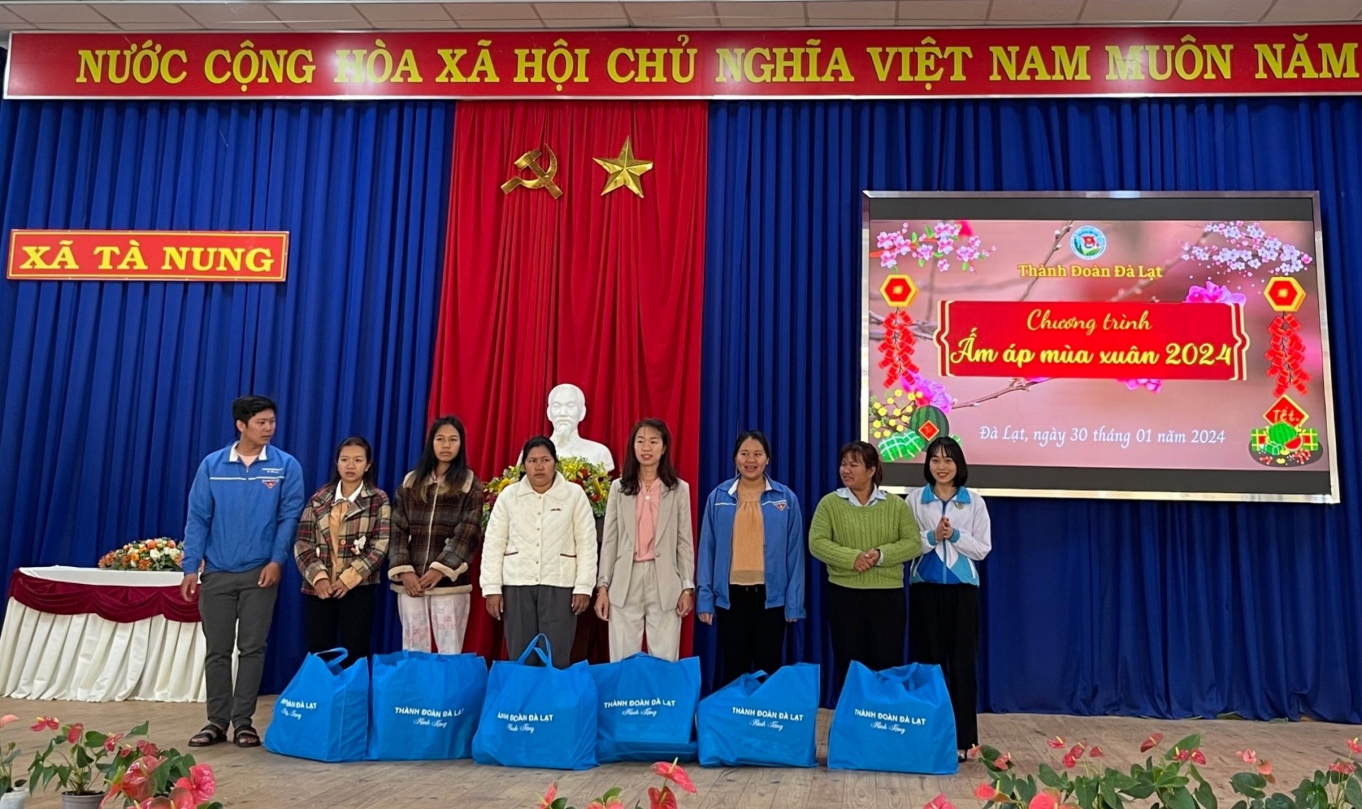 Nhiều phần quà Tết đến với những hoàn cảnh khó khăn trong chương trình Ấm áp mùa xuân