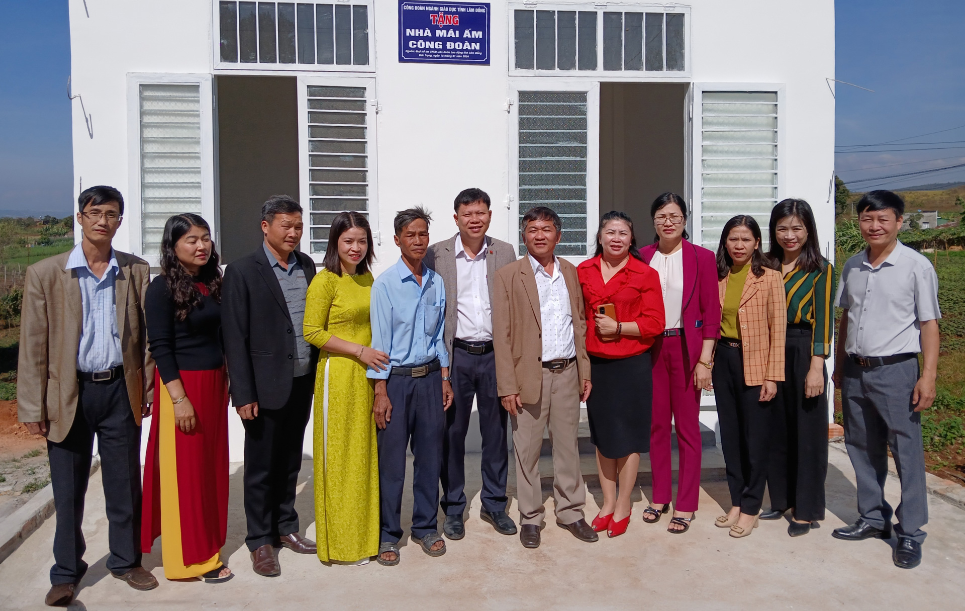 Ấm áp món quà cuối năm cho người bảo vệ trường học