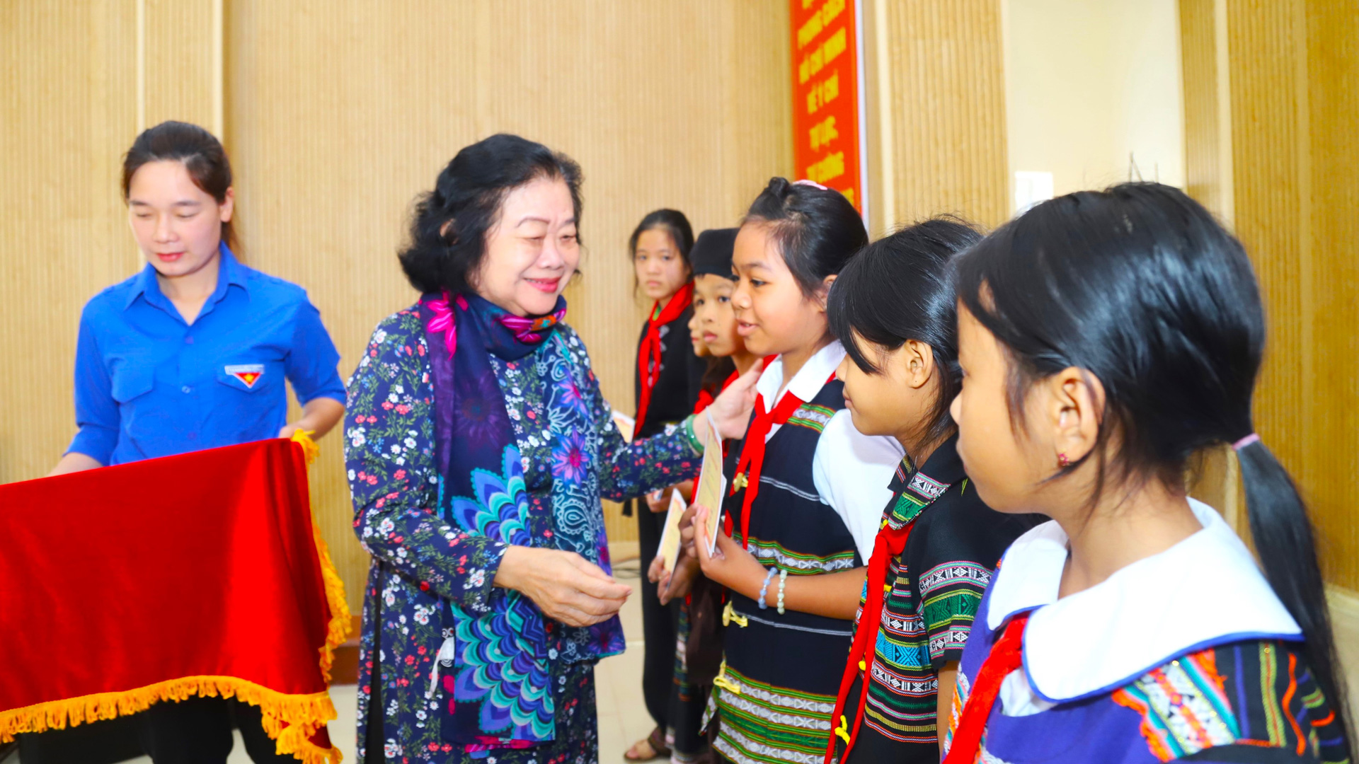Học bổng Vừ A Dính thắp sáng ước mơ cho học sinh nghèo