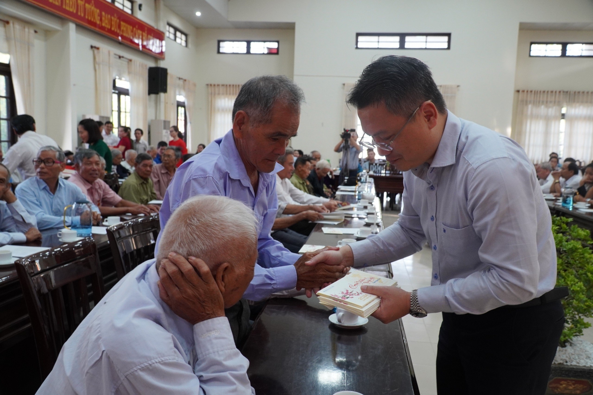 Cát Tiên: Gặp mặt, chúc Tết các đồng chí nguyên lãnh đạo huyện và đảng viên lão thành