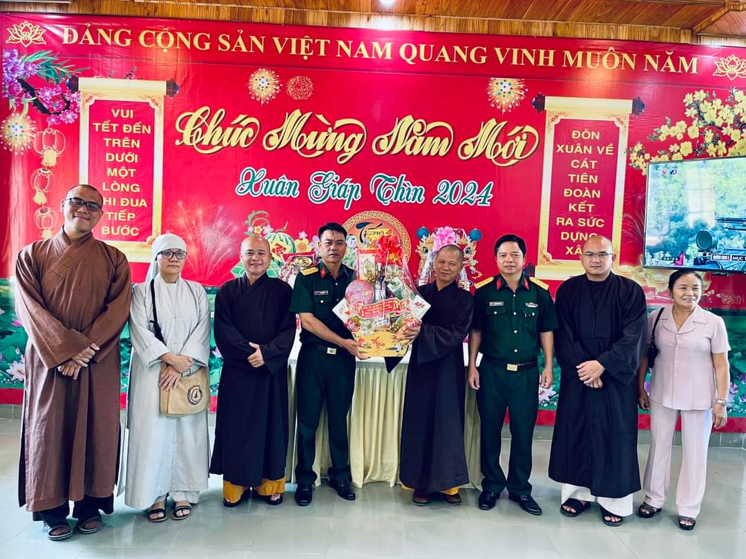 Cát Tiên: Chức sắc các tôn giáo đến thăm, chúc tết các đơn vị làm nhiệm vụ