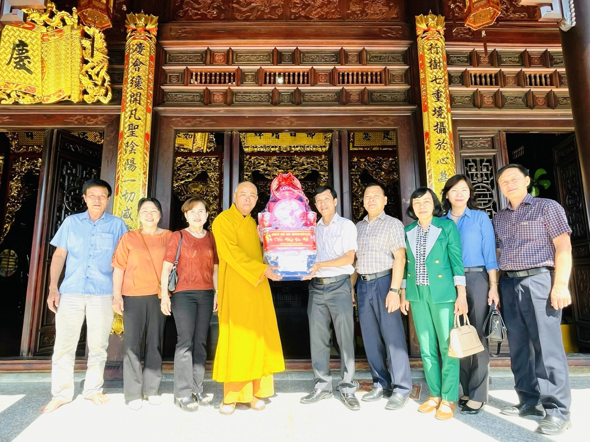 Đạ Tẻh: Thăm, tặng quà và chúc mừng các cơ sở tôn giáo nhân dịp Tết Nguyên đán