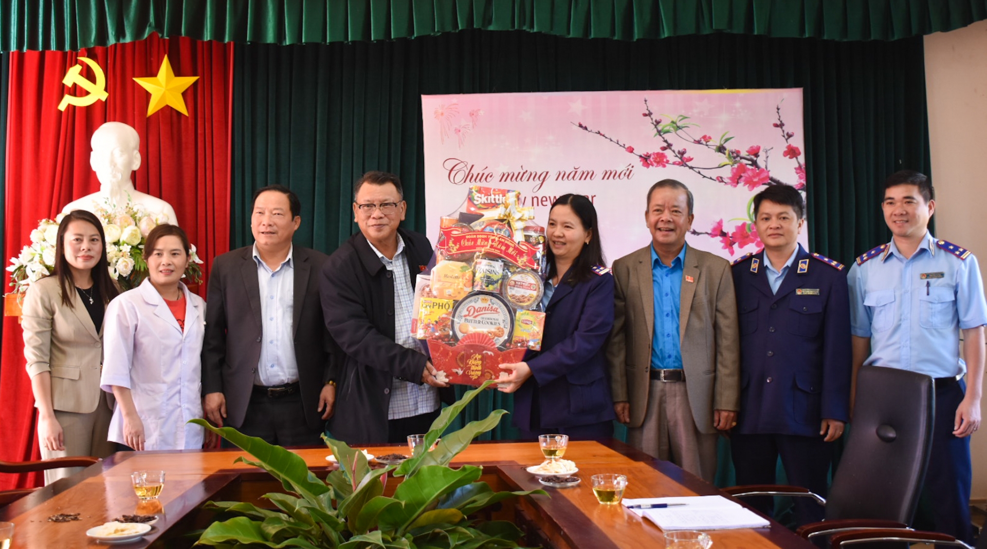 Đoàn Đại biểu Quốc hội tỉnh và Liên đoàn Lao động tỉnh thăm, tặng quà đối tượng bảo trợ xã hội