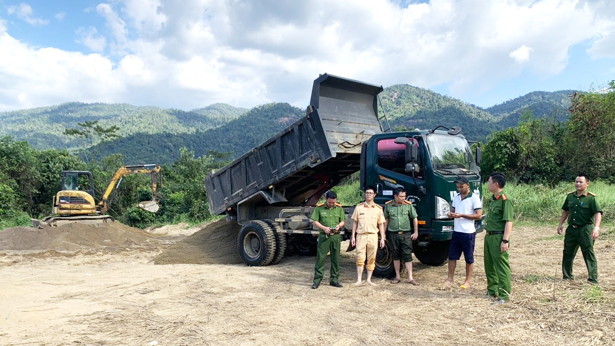 Công an đột kích bắt quả tang vụ khai thác cát lậu trên suối Đạ M’ri