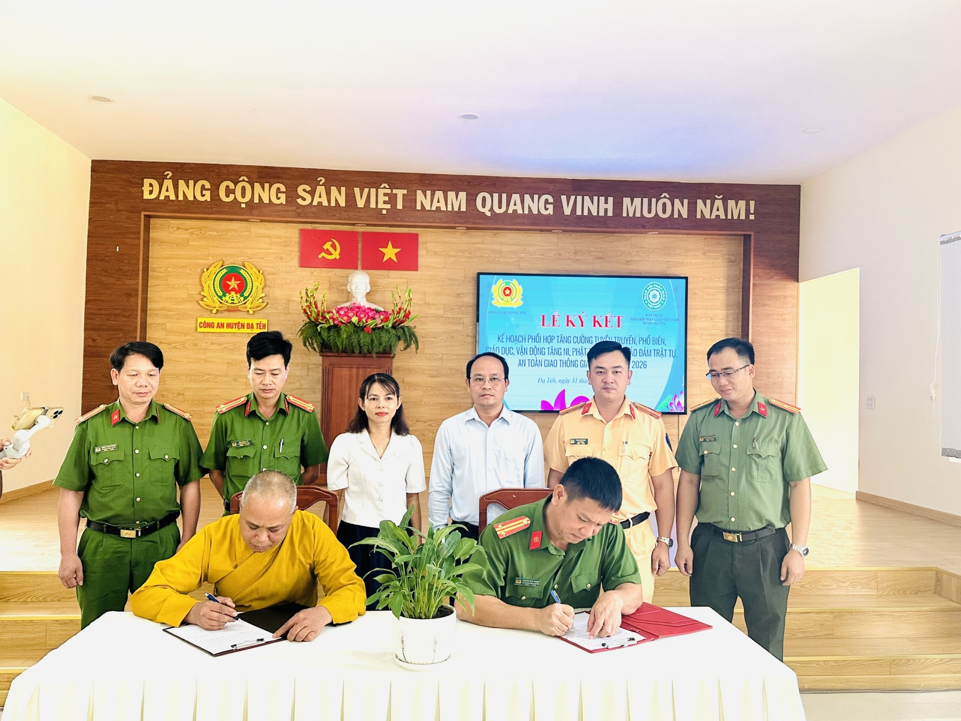 Đạ Tẻh: Tuyên truyền, vận động tăng ni, phật tử tham gia bảo đảm trật tự an toàn giao thông