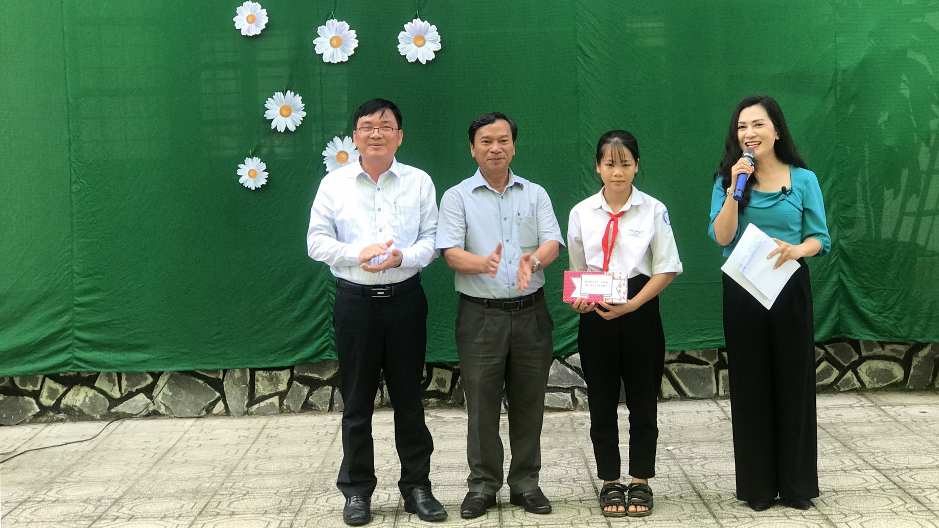 Gần 147 triệu đồng hỗ trợ cho em Hoàng Thị Thơ tại chương trình Hoa Cúc Trắng