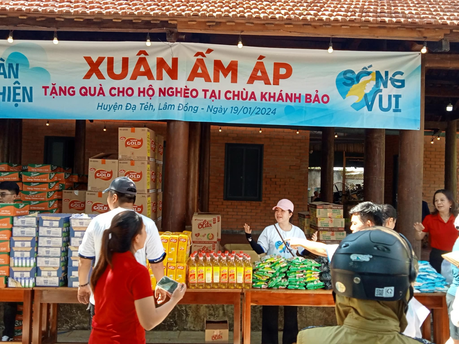 Đạ Tẻh: Trao tặng hàng trăm phần quàTết trao tặng các hộ gia đình có hoàn cảnh khó khăn
