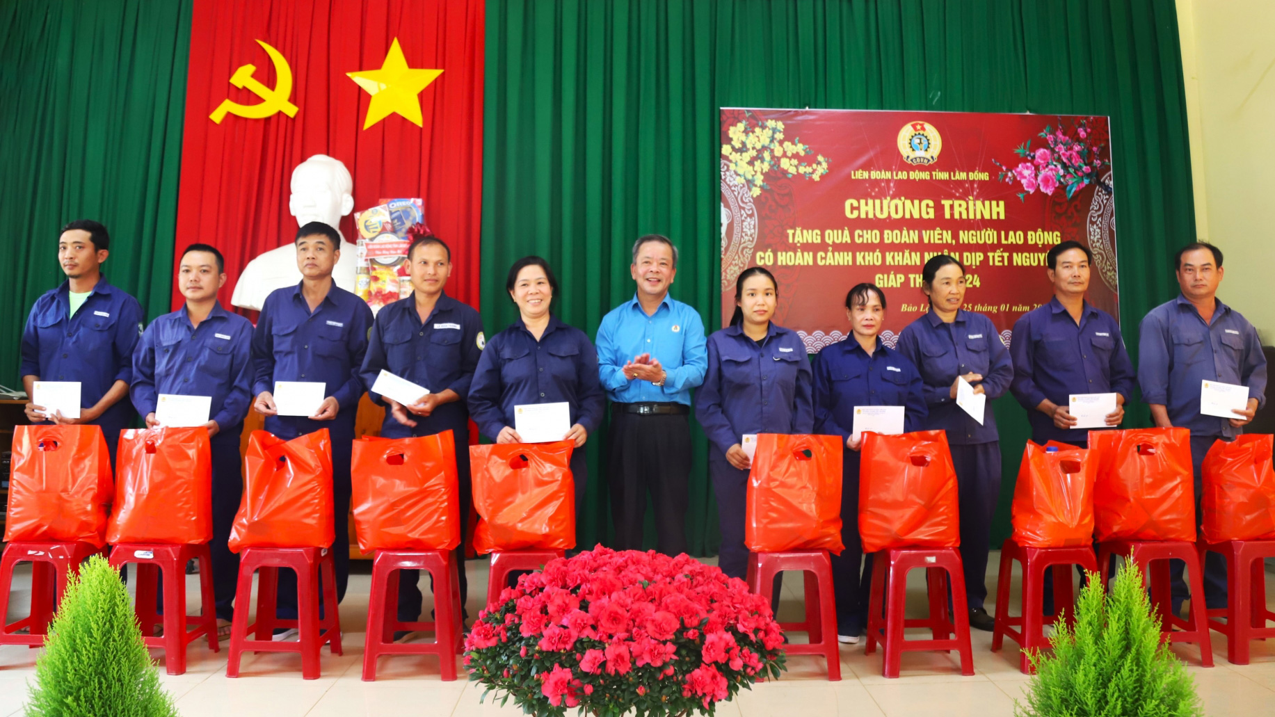 Trao tặng 100 phần quà Tết cho người lao động tại Công ty Công trình Đô thị Bảo Lộc