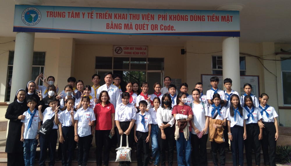 Đạ Tẻh: Chia sẻ, tặng quà cho các bệnh nhân