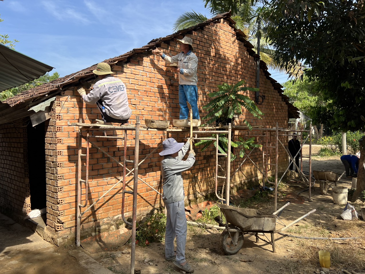 Đạ Tẻh: Sửa chữa, xây dựng các công trình phụ cho các gia đình có hoàn cảnh khó khăn