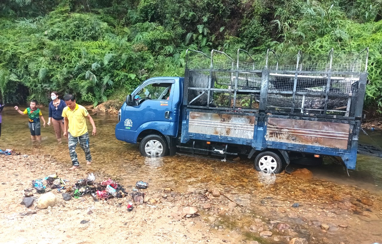 Bảo Lâm: Xe tải bốc cháy trên đèo, tài xế liều mình điều khiển xe lao xuống suối để dập lửa