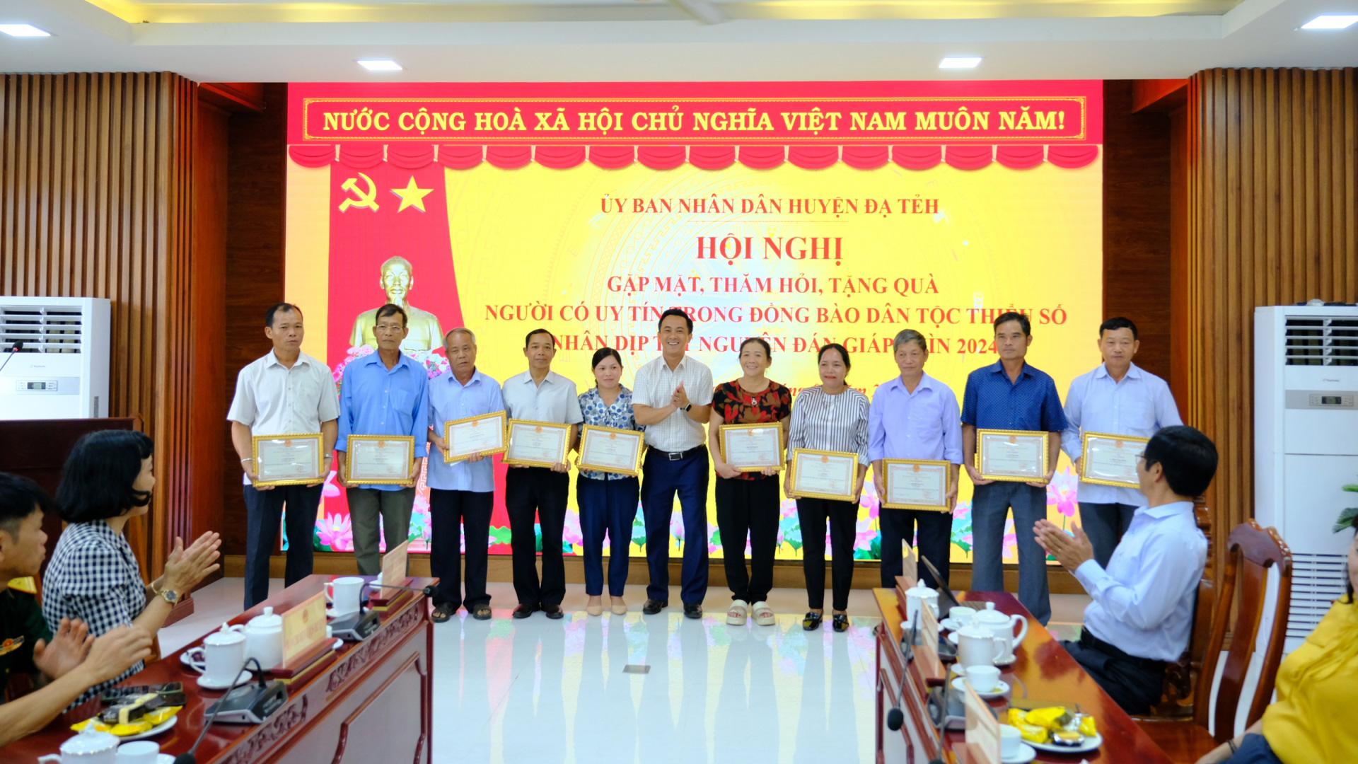 Đạ Tẻh: Gặp mặt, thăm hỏi và tặng quà người có uy tín trong đồng bào dân tộc thiểu số