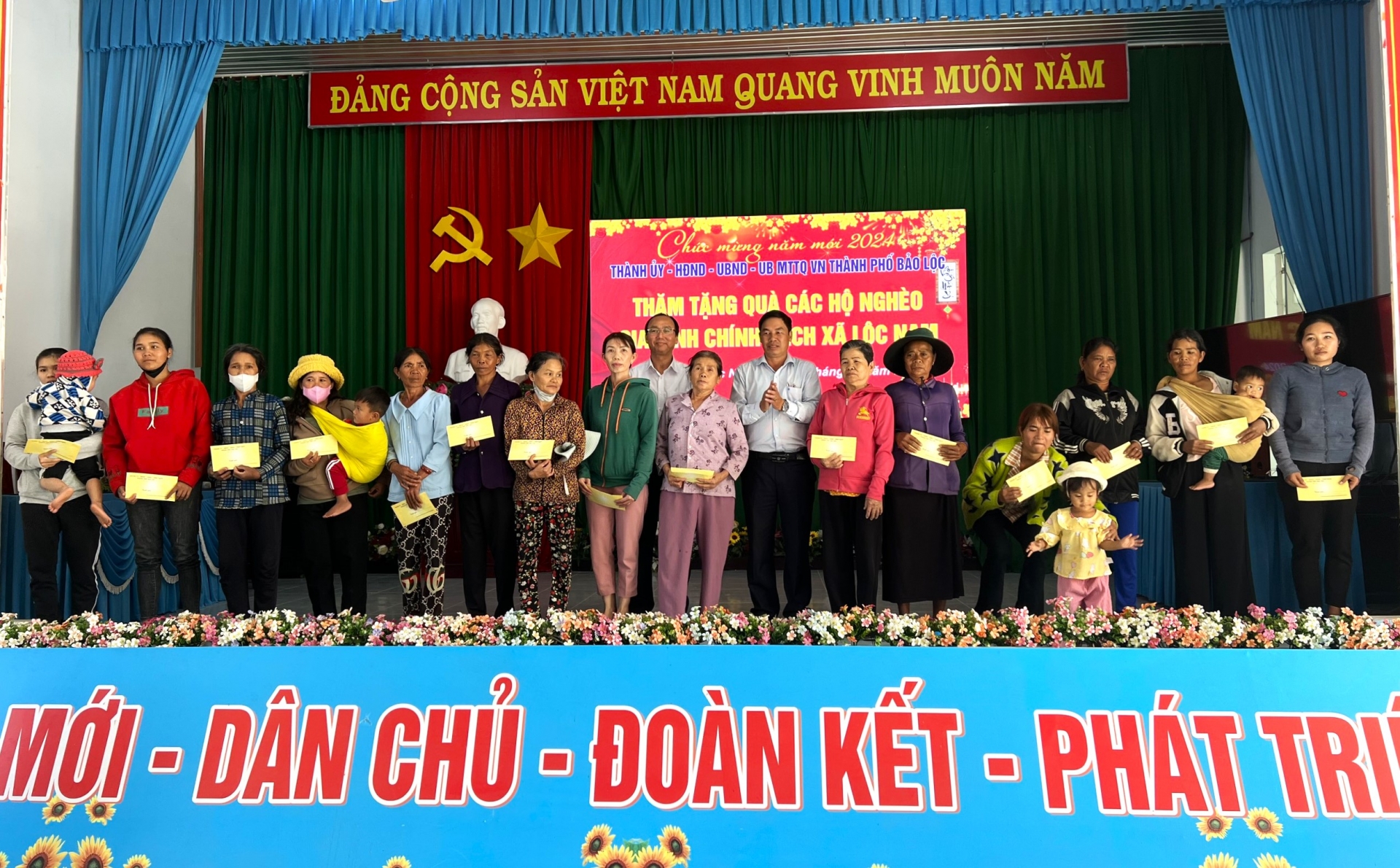Lãnh đạo TP Bảo Lộc trao tặng 100 phần quà Tết cho các hoàn cảnh khó khăn tại huyện Bảo Lâm