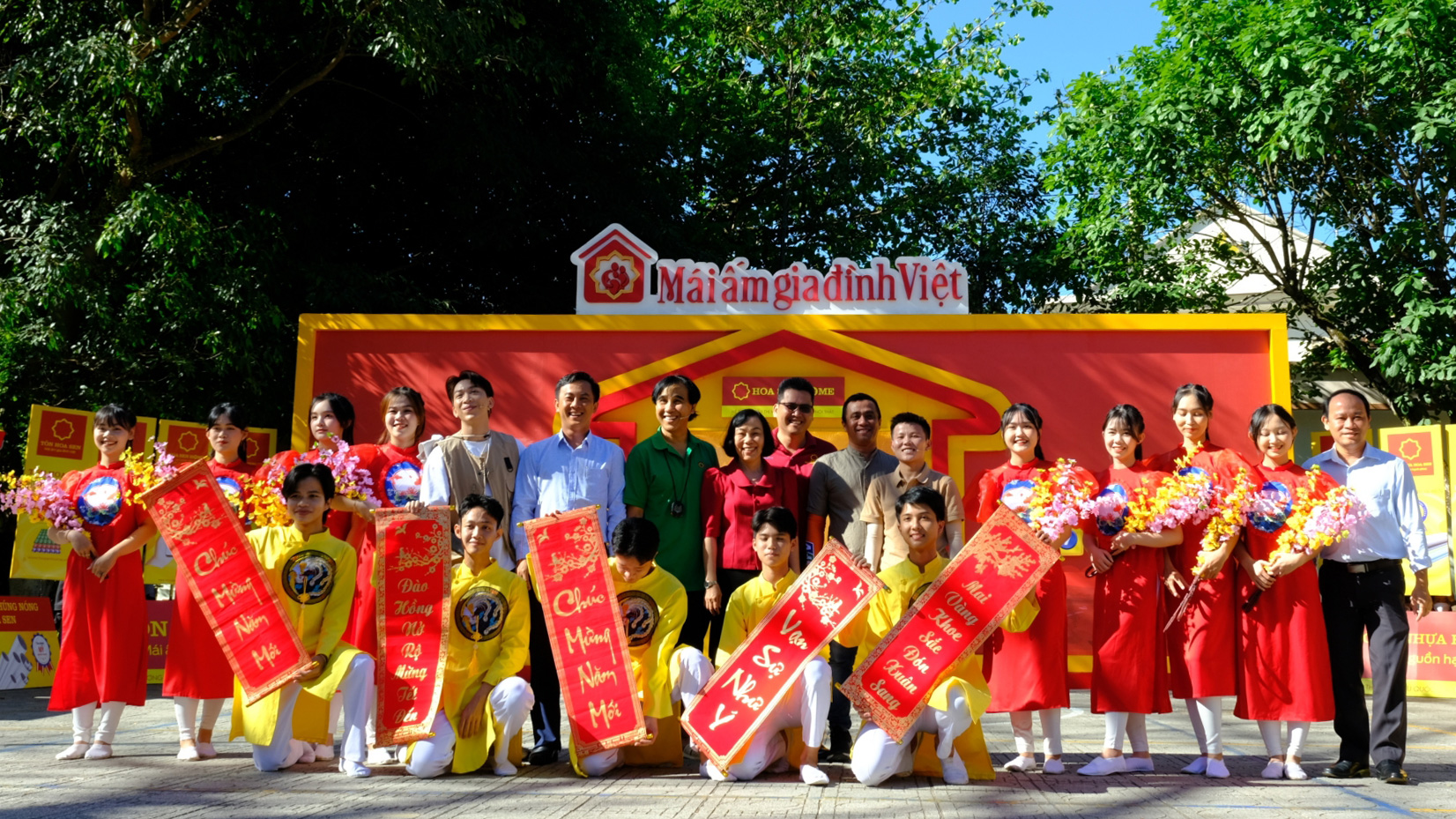 Hàng ngàn người dân Đạ Tẻh háo hức tham dự chương trình “Mái ấm gia đình Việt”