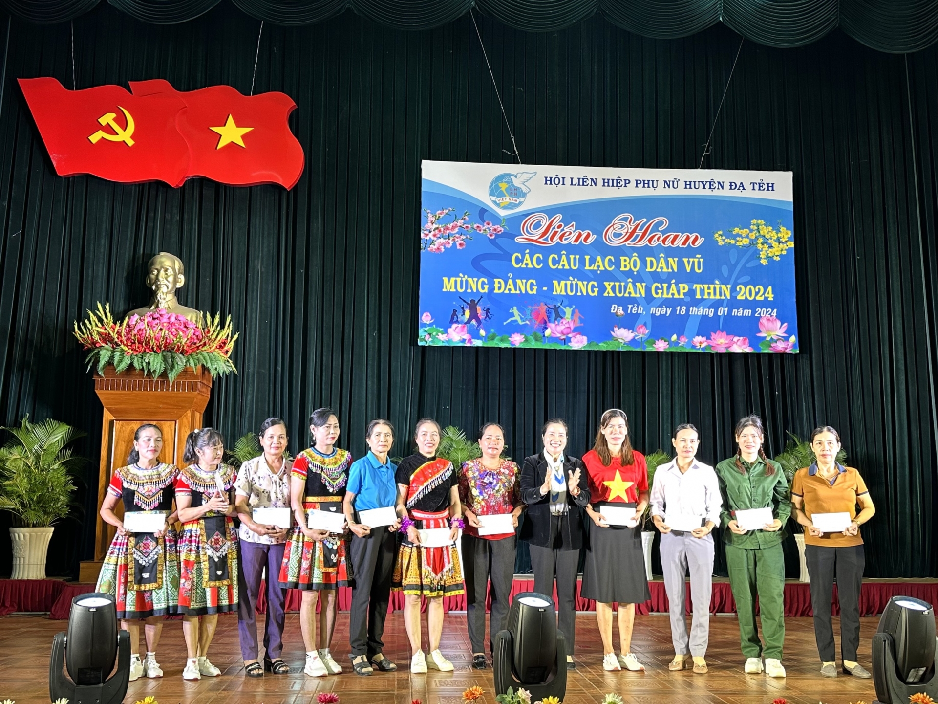 Đạ Tẻh: Tặng quà cho phụ nữ khó khăn nhân dịp Tết Nguyên đán