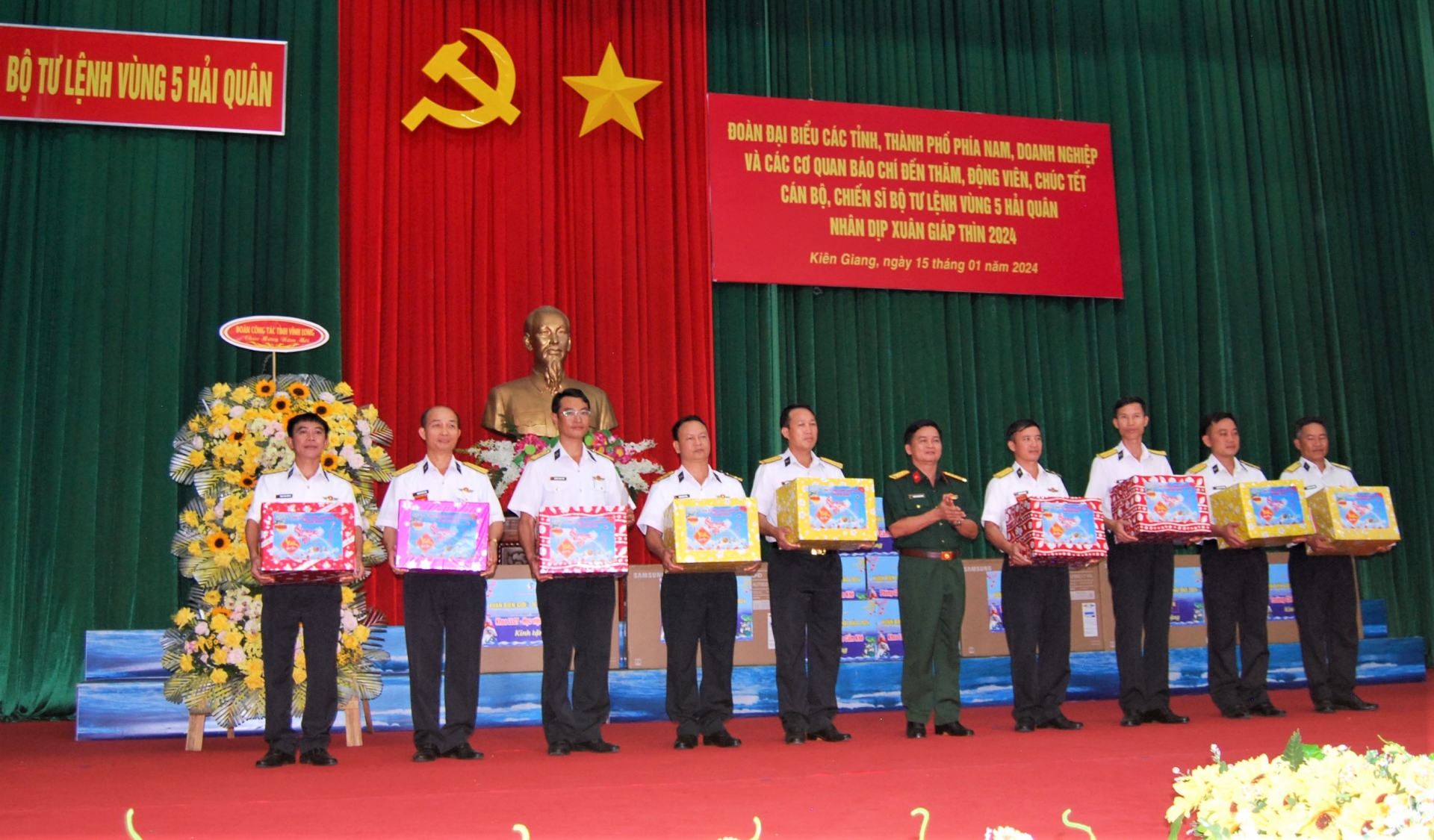 Bộ Tư lệnh Vùng 5 Hải quân gặp mặt các đoàn đại biểu chúc tết và phổ biến hành trình đi 6 đảo Tây Nam