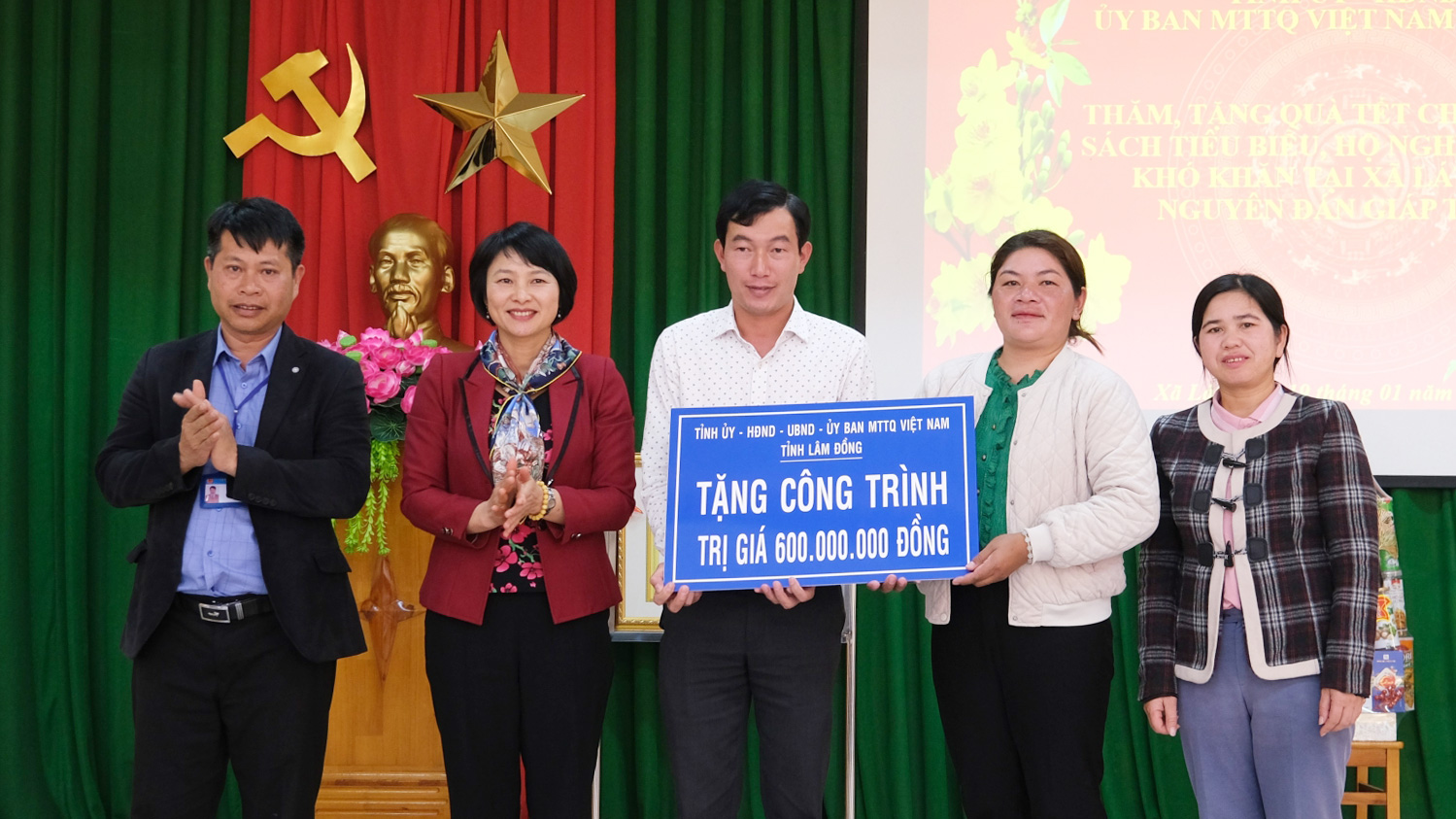 Trưởng Ban Dân vận Tỉnh ủy thăm, tặng quà Tết tại Lạc Dương