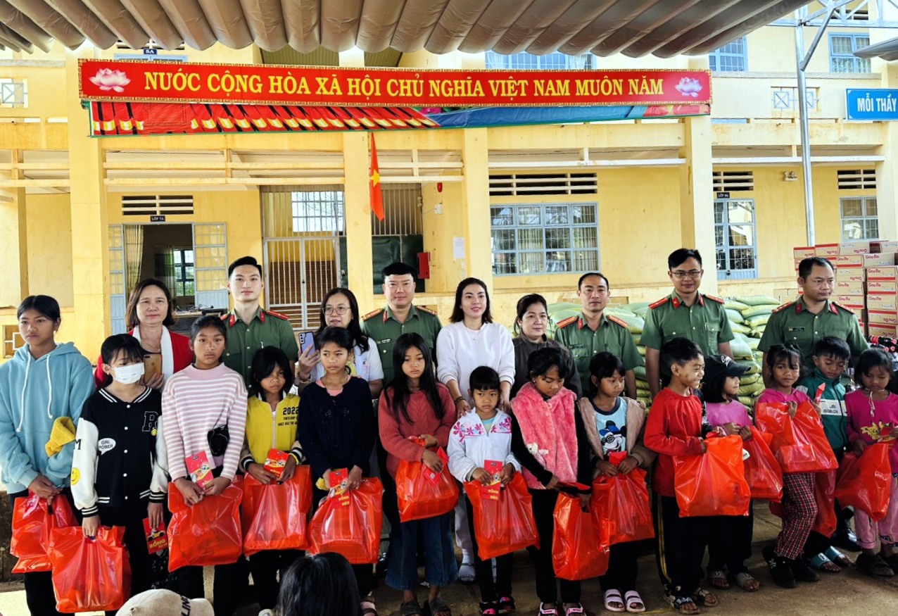 Khám bệnh, cấp thuốc miễn phí và trao quà, học bổng cho học sinh và phụ huynh có hoàn cảnh khó khăn