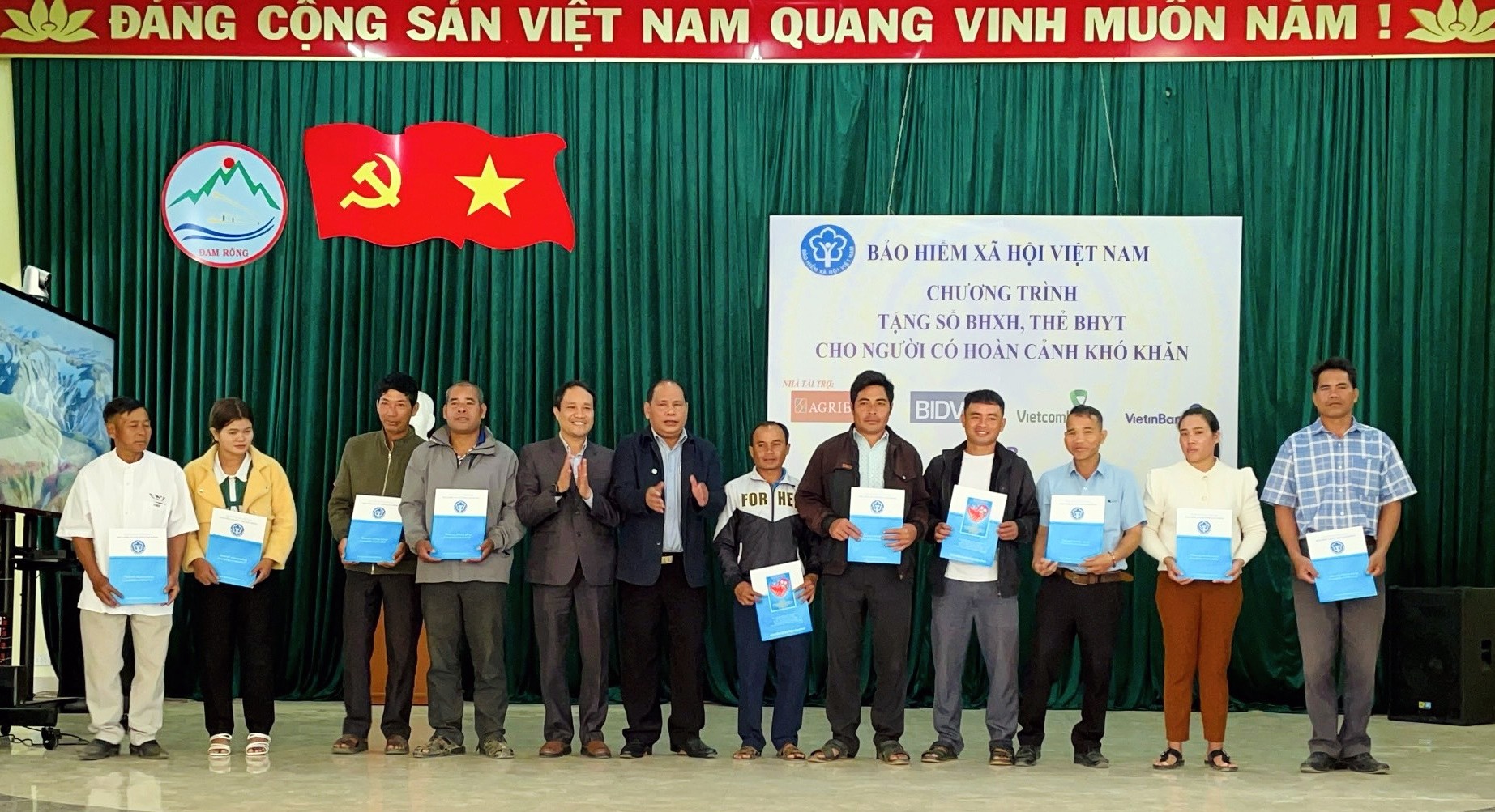 Tặng sổ BHXH, thẻ BHYT cho người dân có hoàn cảnh khó khăn tại Đam Rông