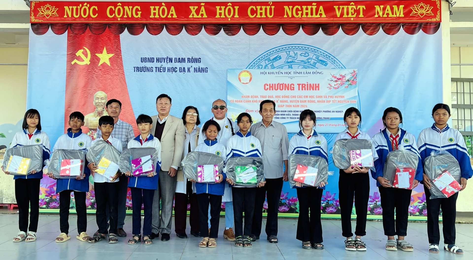 Đam Rông: Khám bệnh và trao quà cho học sinh và phụ huynh có hoàn cảnh khó khăn