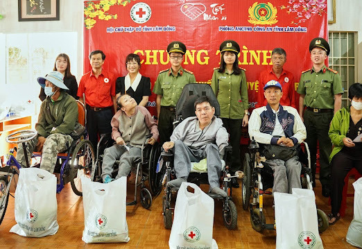 Trao 600 suất quà Tết cho hộ nghèo, người khuyết tật, học sinh có hoàn cảnh khó khăn