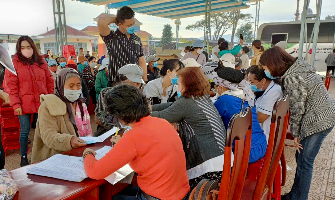 Khám tổng quát, tầm soát bệnh và tặng quà cho đồng bào DTTS