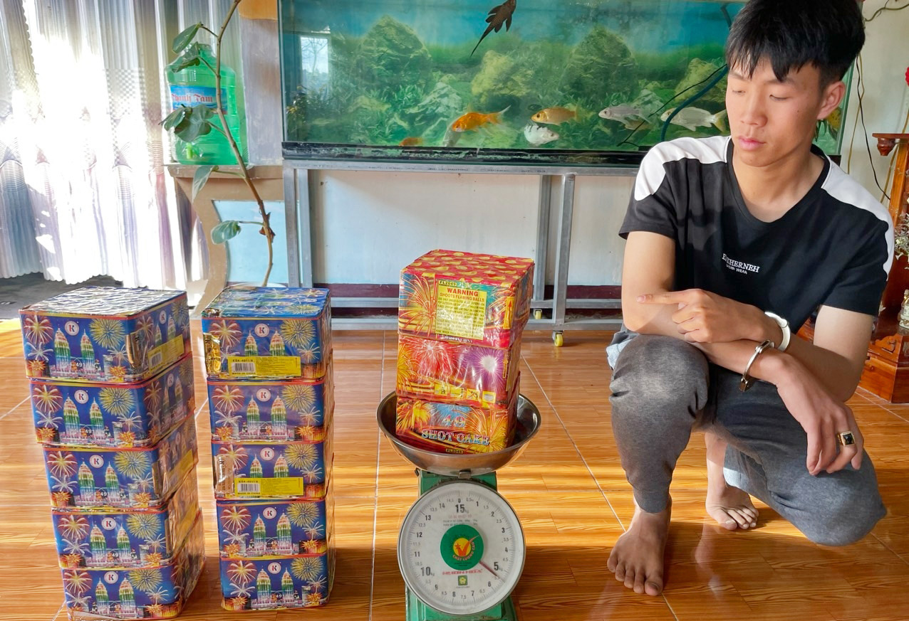 Đơn Dương: Bắt quả tang đối tượng tàng trữ pháo nổ trái phép