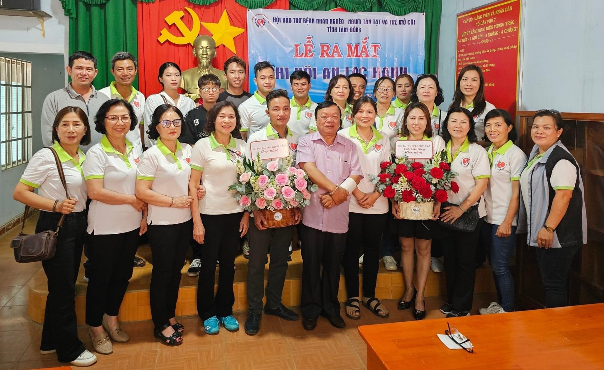 Trao học bổng, quà và cắt tóc miễn phí cho học sinh vùng sâu Gia Bắc