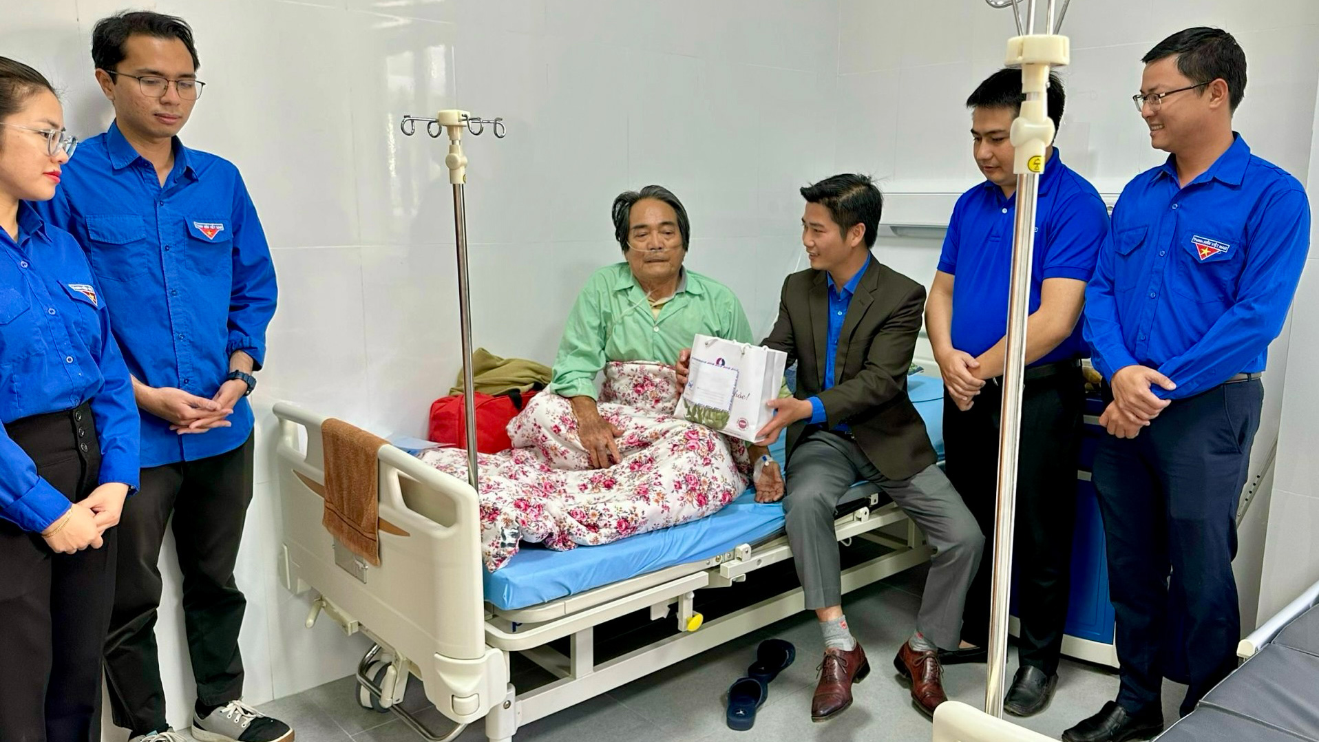 Thăm, tặng quà Mẹ Việt Nam Anh hùng, Anh hùng Lực lượng vũ trang và cựu thanh niên xung phong