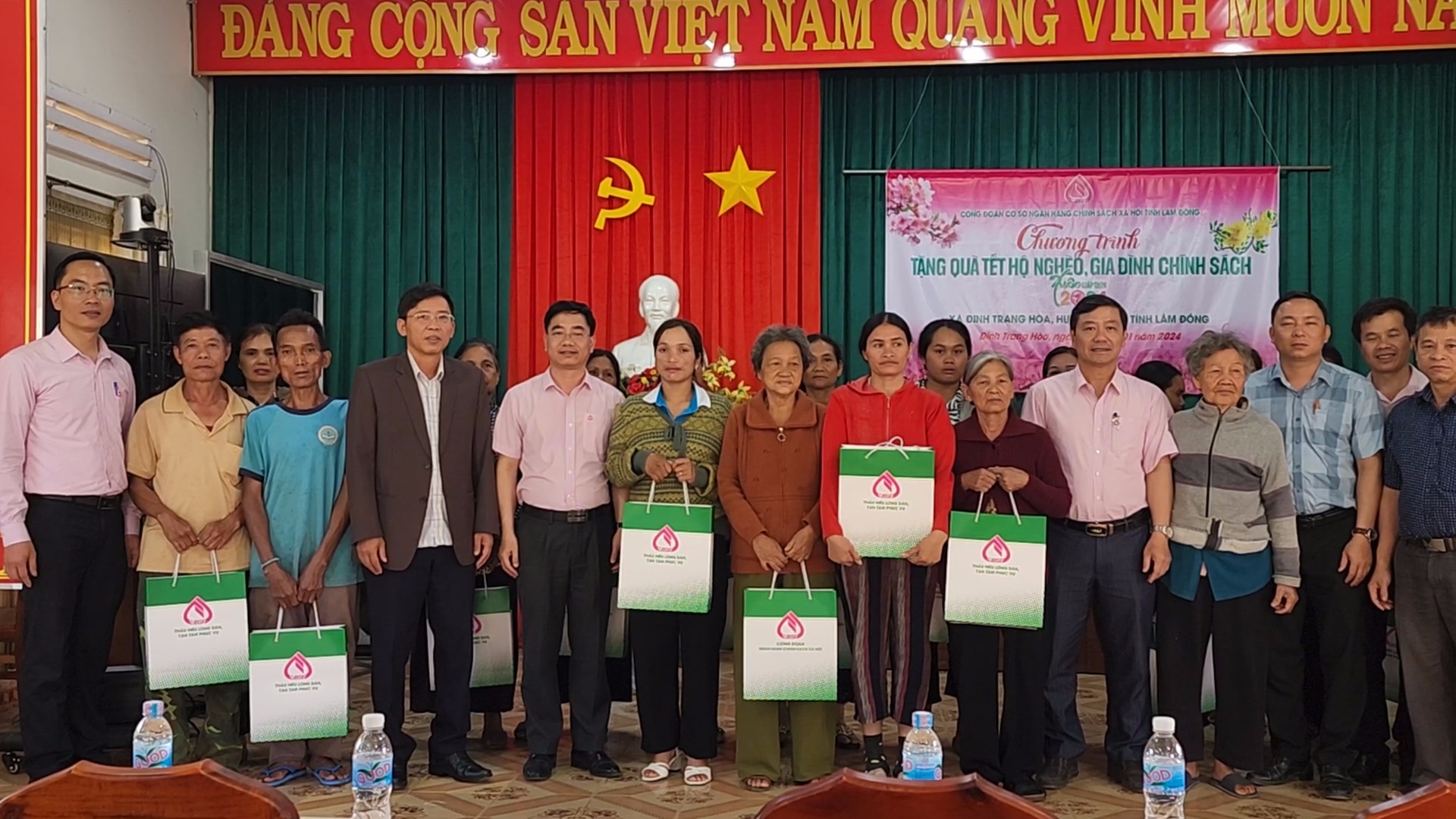 Trao quà Tết cho bà con Đinh Trang Hoà