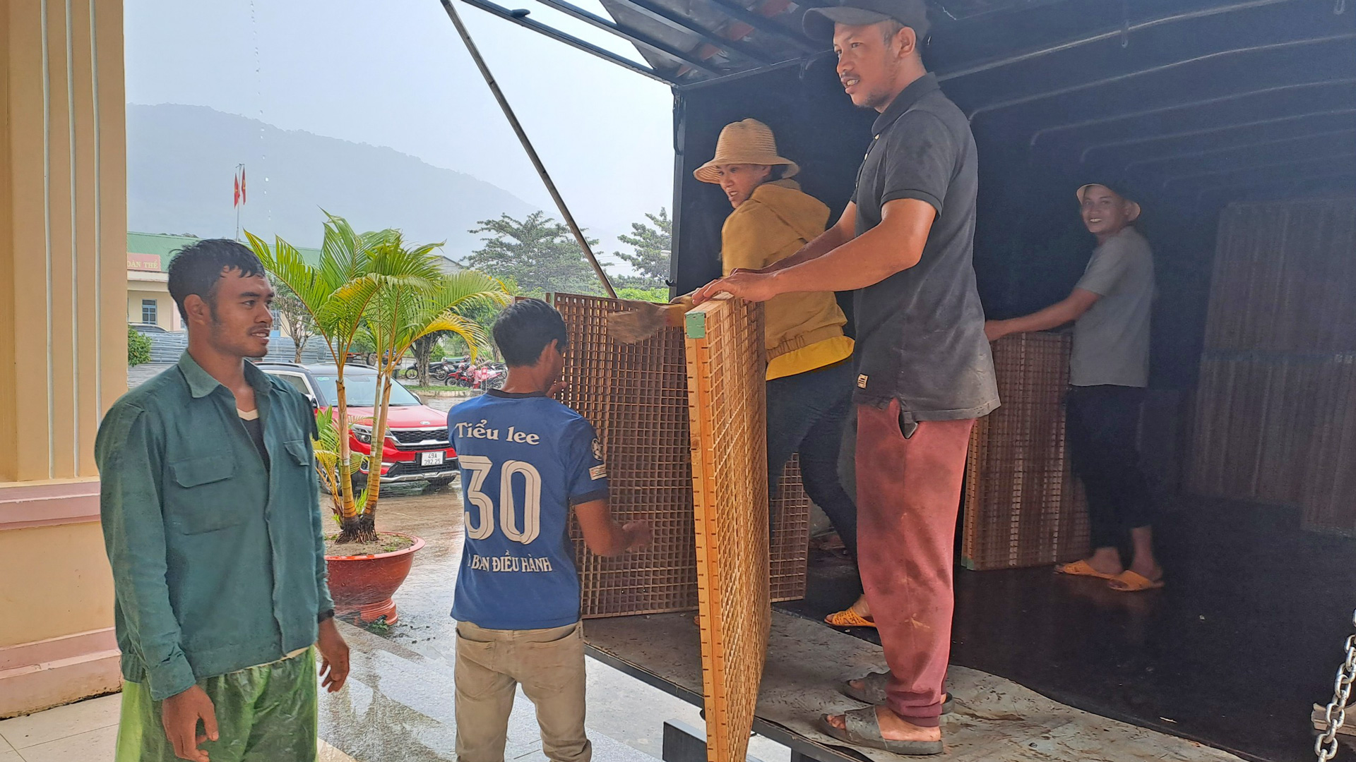 Tiếp sức để hộ nghèo vươn lên