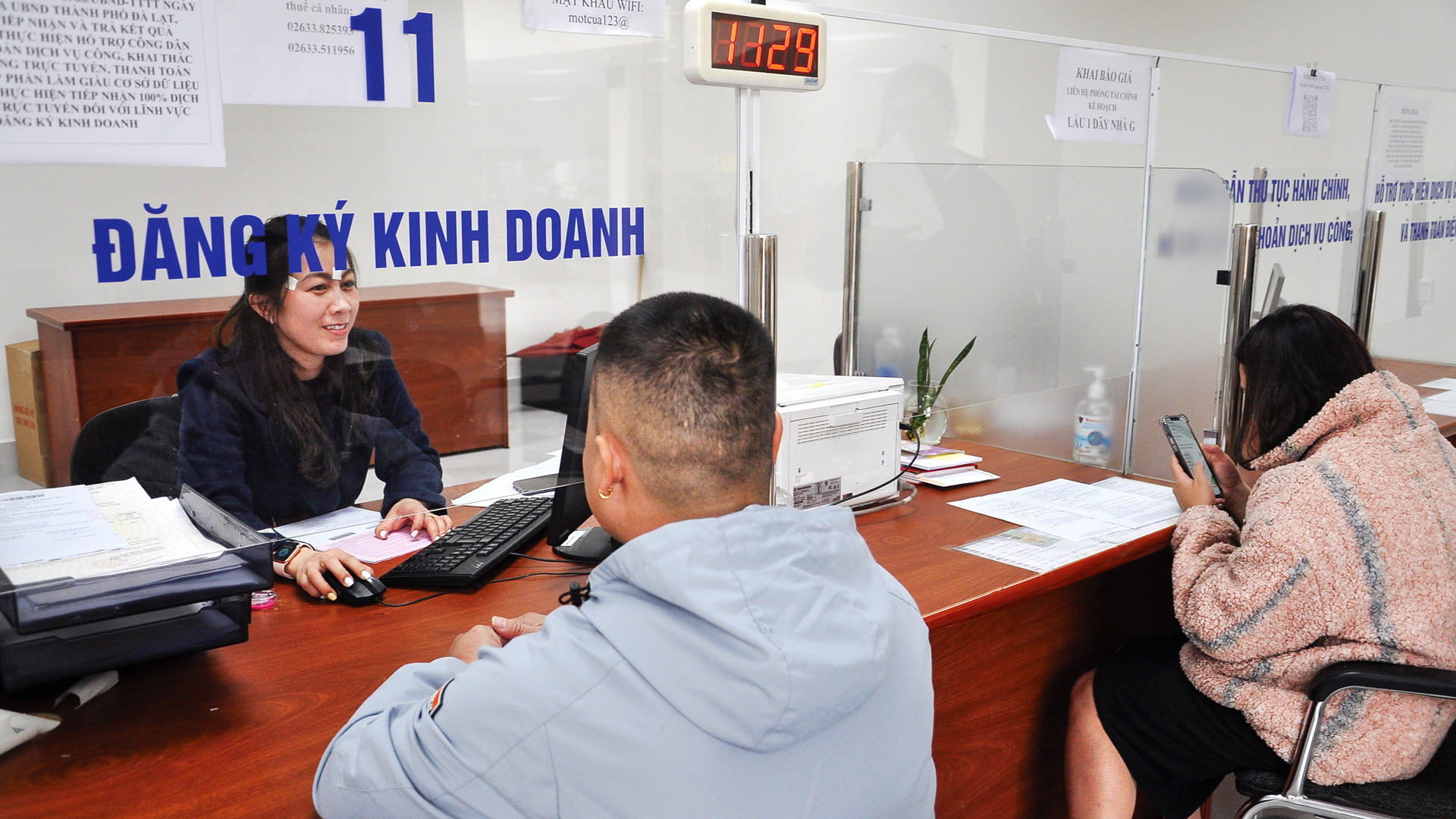 Tiếp tục nghiên cứu thí điểm chuyển giao dịch vụ hành chính công cho doanh nghiệp, các tổ chức xã hội