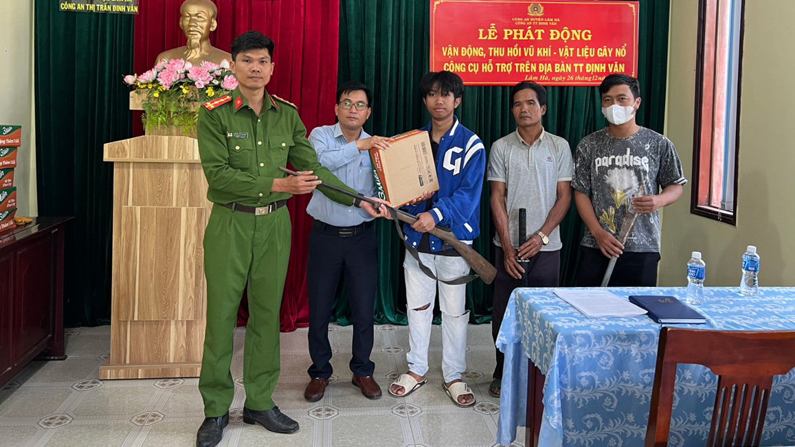 Công an Lâm Hà tăng cường vận động giao nộp vũ khí