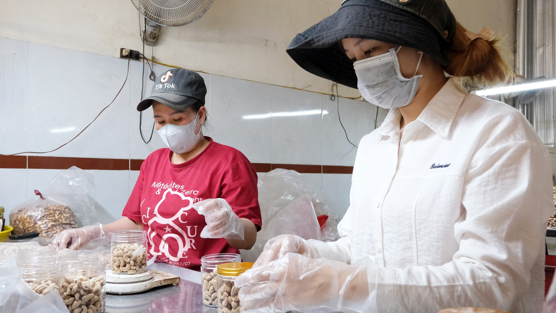Các cơ sở OCOP tất bật sản xuất hàng Tết