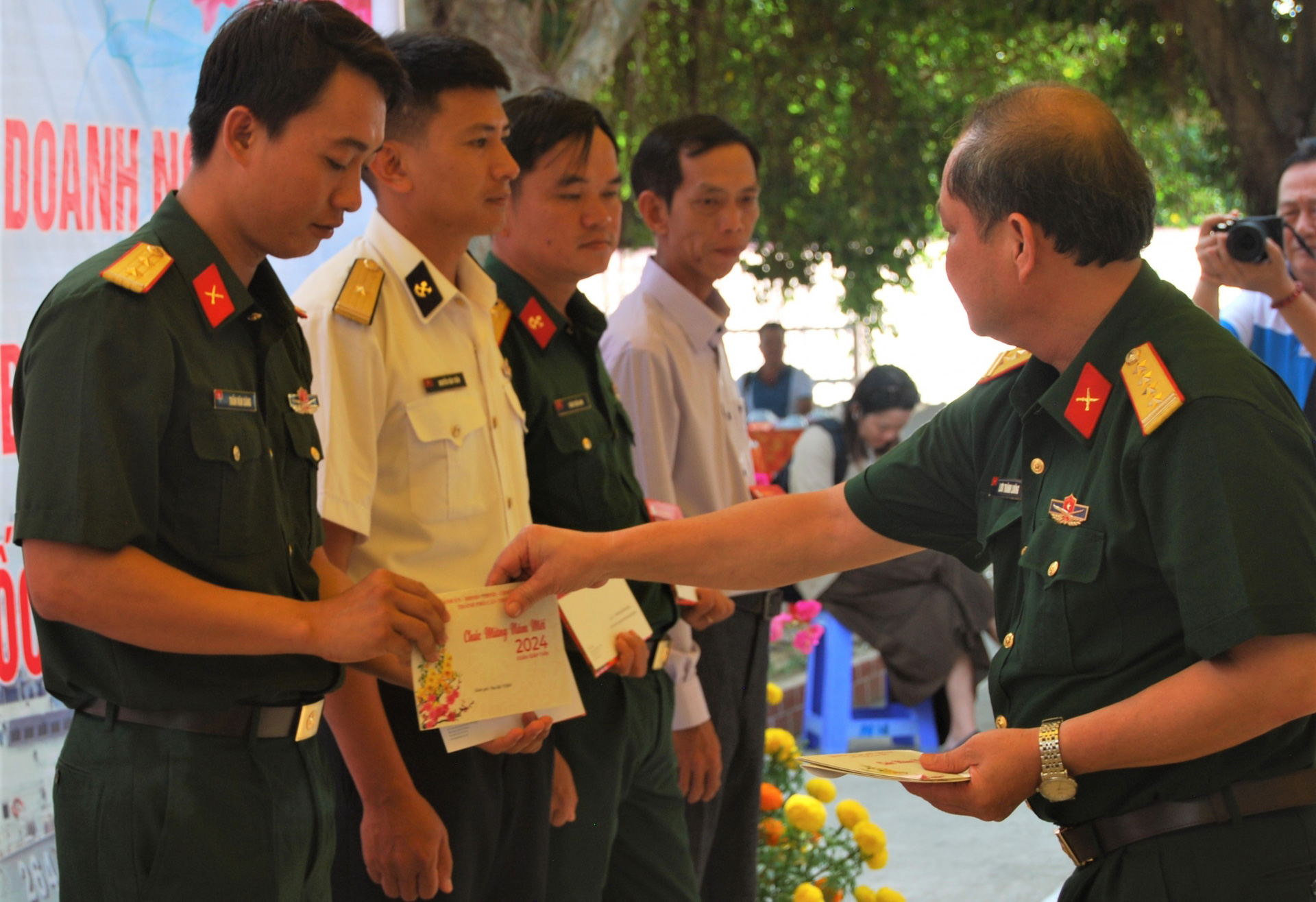 Bộ Tư lệnh Vùng 5 Hải quân tặng quà chúc tết cán bộ, chiến sĩ Nhân dân đảo Hòn Đốc