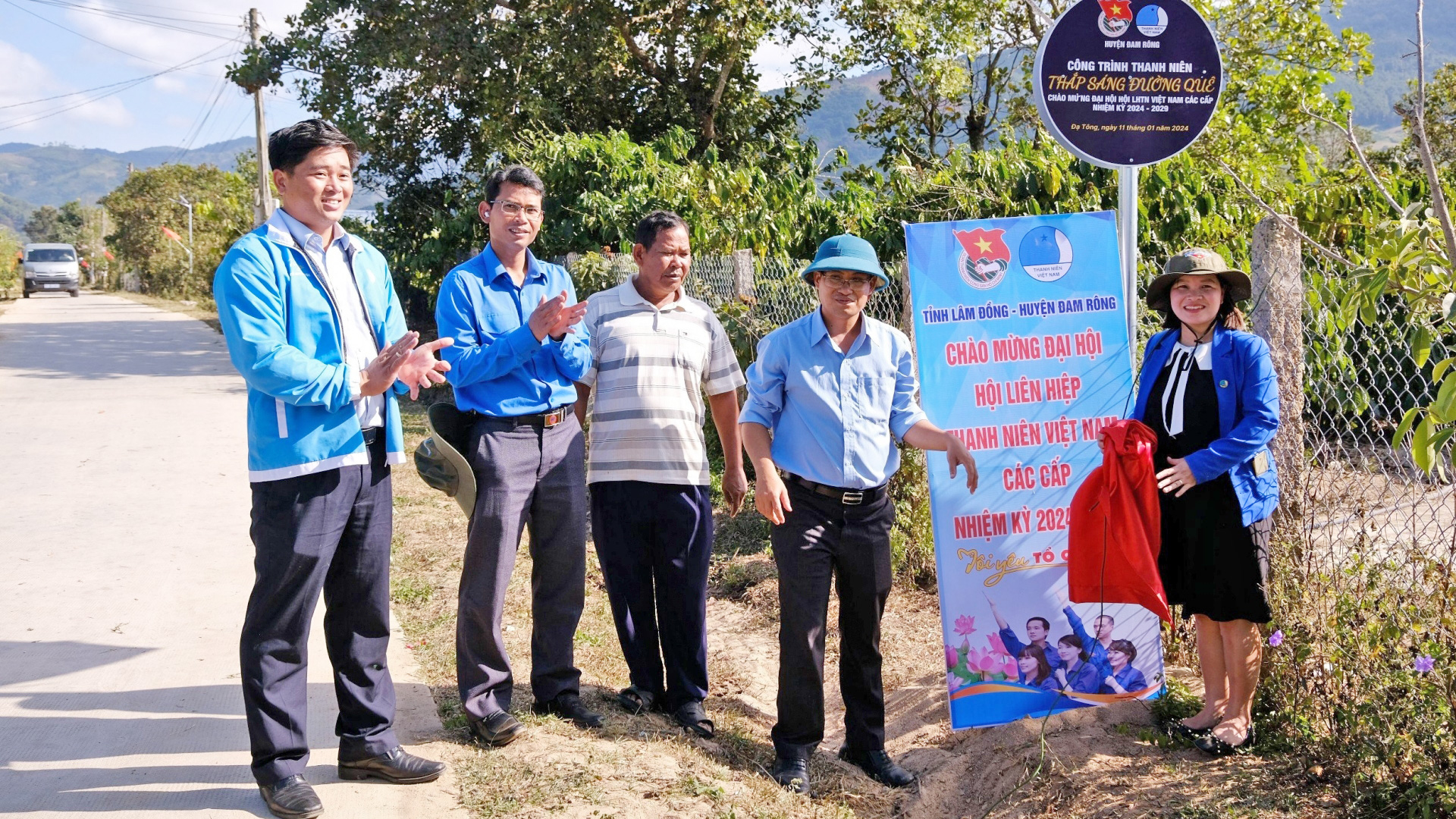 Trao tặng công trình Thắp sáng đường quê chào mừng Đại hội Hội Liên hiệp Thanh niên các cấp