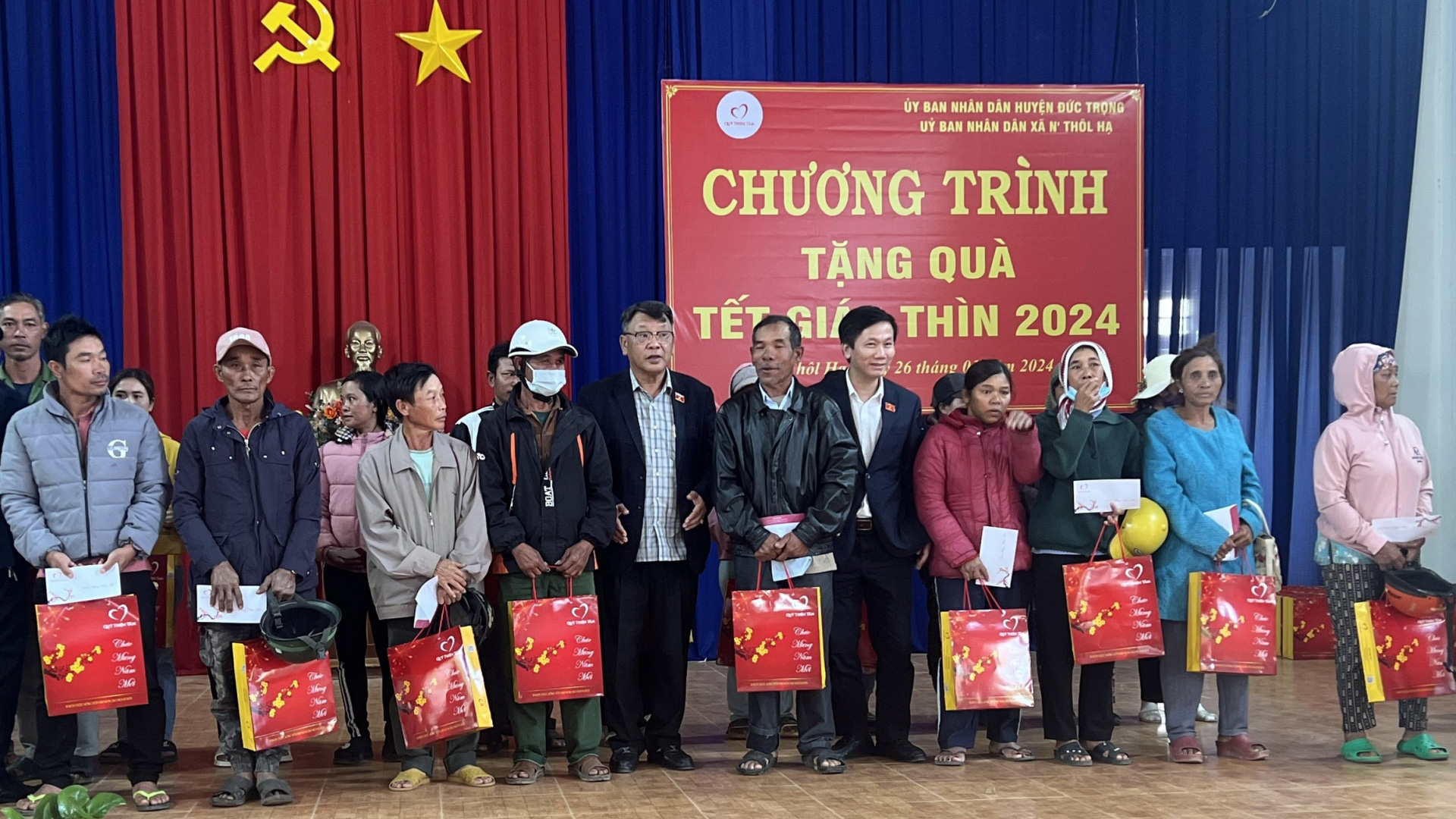Đoàn Đại biểu Quốc hội thăm, tặng quà Tết Giáp Thìn 2024