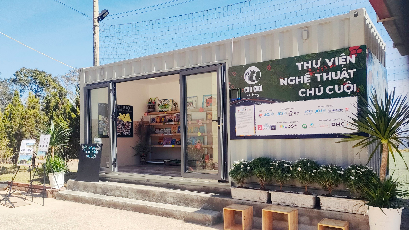 Trao tặng Thư viện nghệ thuật cho Trường THCS Đưng K'Nớ