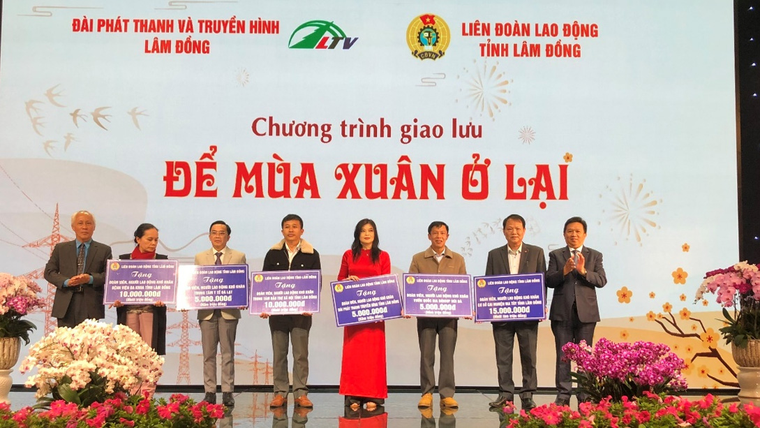 Giao lưu người lao động: Chuyện về những người làm nhiệm vụ xuyên Tết