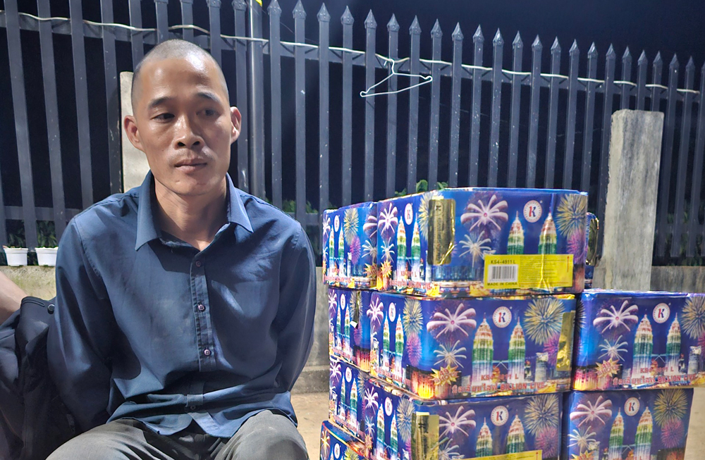 Bắt quả tang đối tượng vận chuyển pháo nổ trái phép