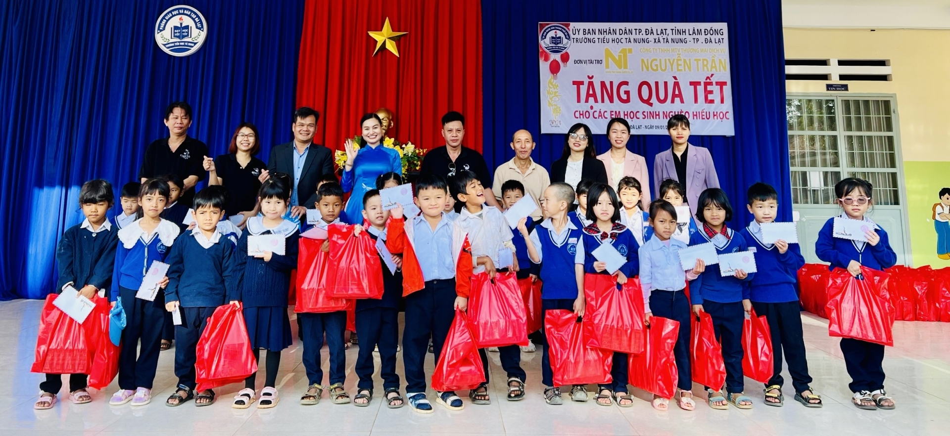 Trao hơn 500 phần quà tết cho học sinh có hoàn cảnh khó khăn