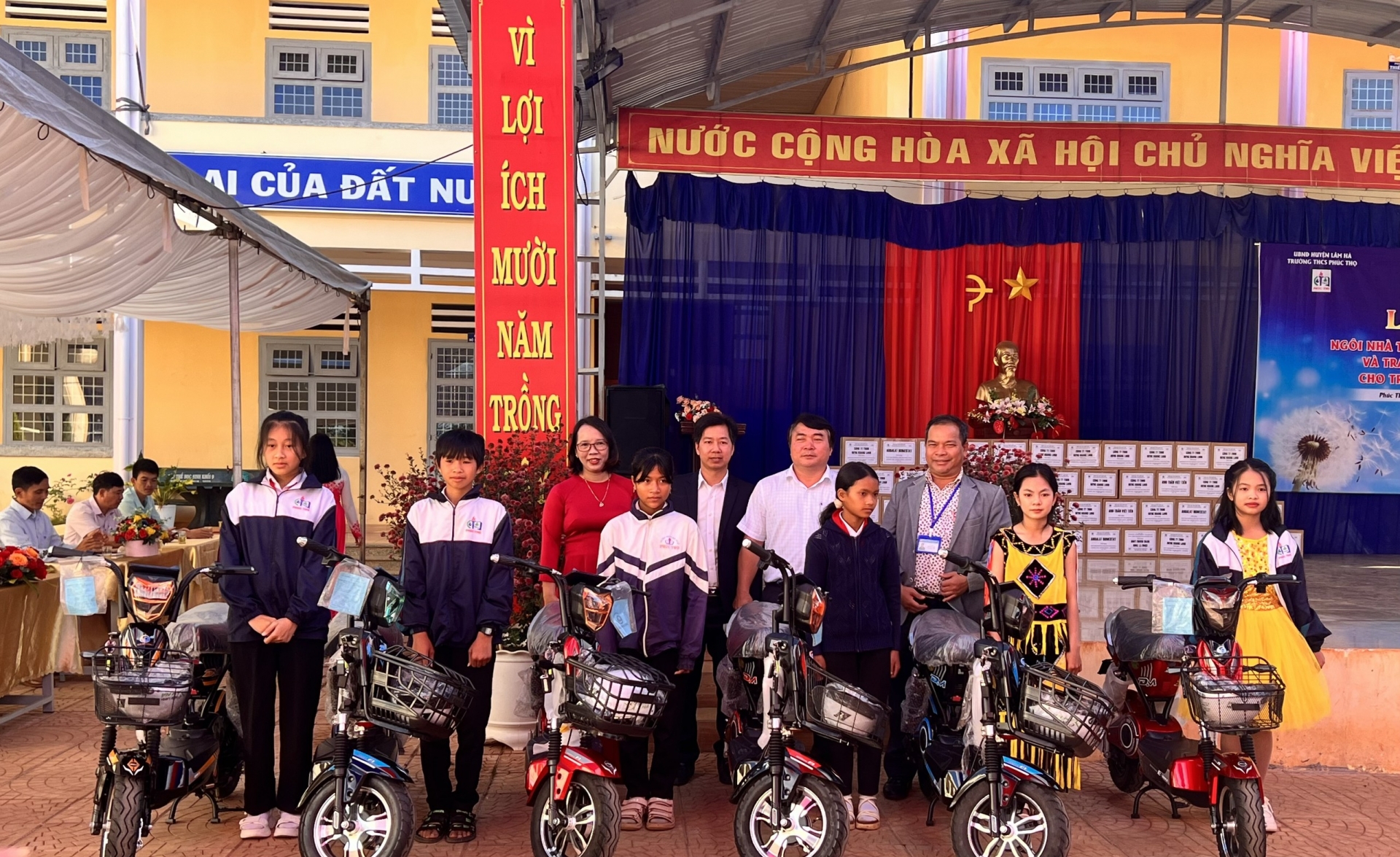 Lâm Hà: Trao học bổng cho các em học sinh khó khăn
