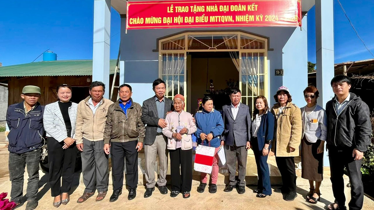 Đơn Dương: Bàn giao 2 căn nhà Đại đoàn kết cho hộ gia đình có hoàn cảnh khó khăn