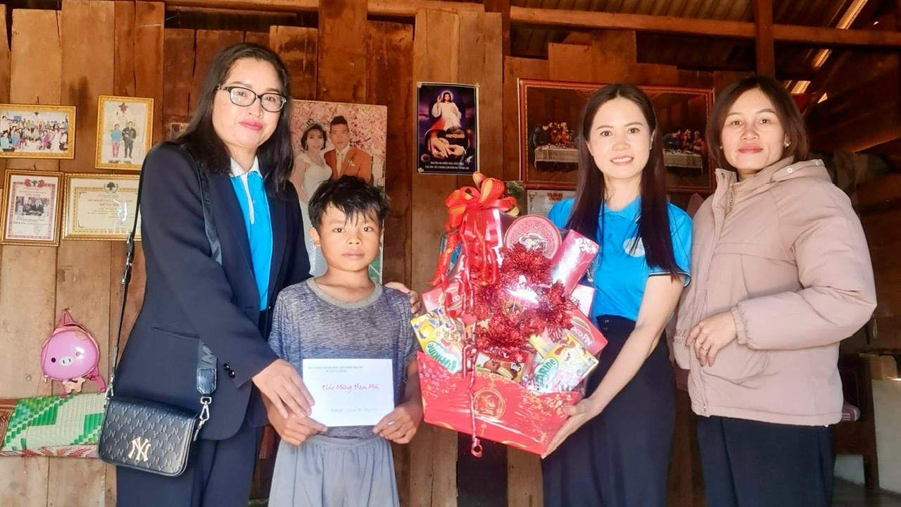 Lâm Hà: Trao gần 400 suất quà Tết cho hội viên phụ nữ khó khăn