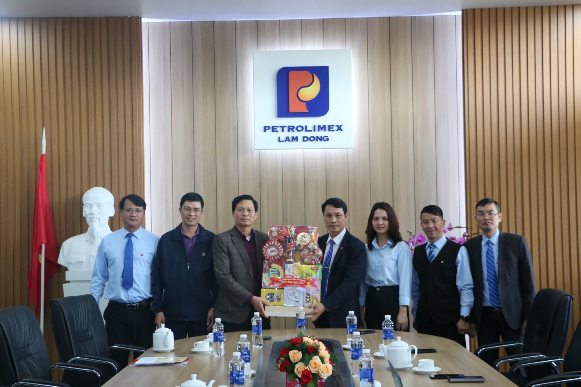 Đảng ủy khối Doanh nghiệp tỉnh thăm, tặng quà cho đảng viên có hoàn cảnh khó khăn và đơn vị trực Tết