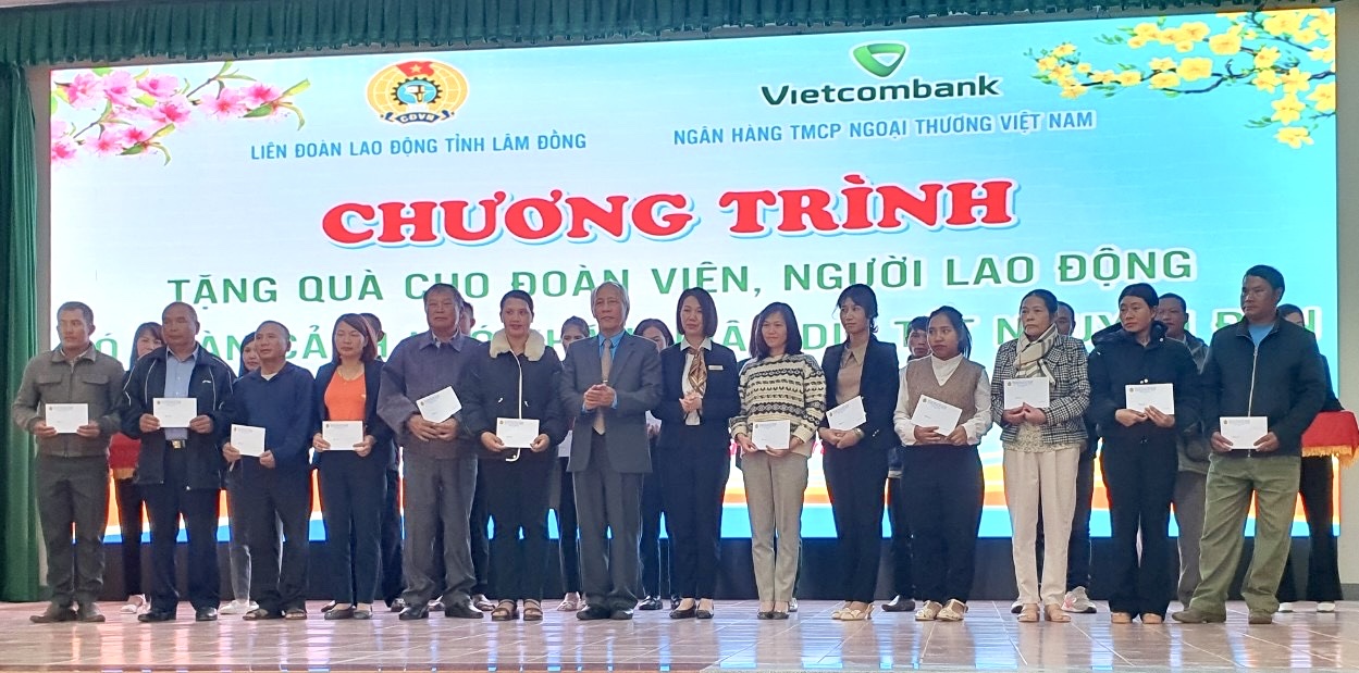 Trao 50 phần quà Tết nhân ái cho đoàn viên, người lao động có hoàn cảnh khó khăn huyện Lạc Dương