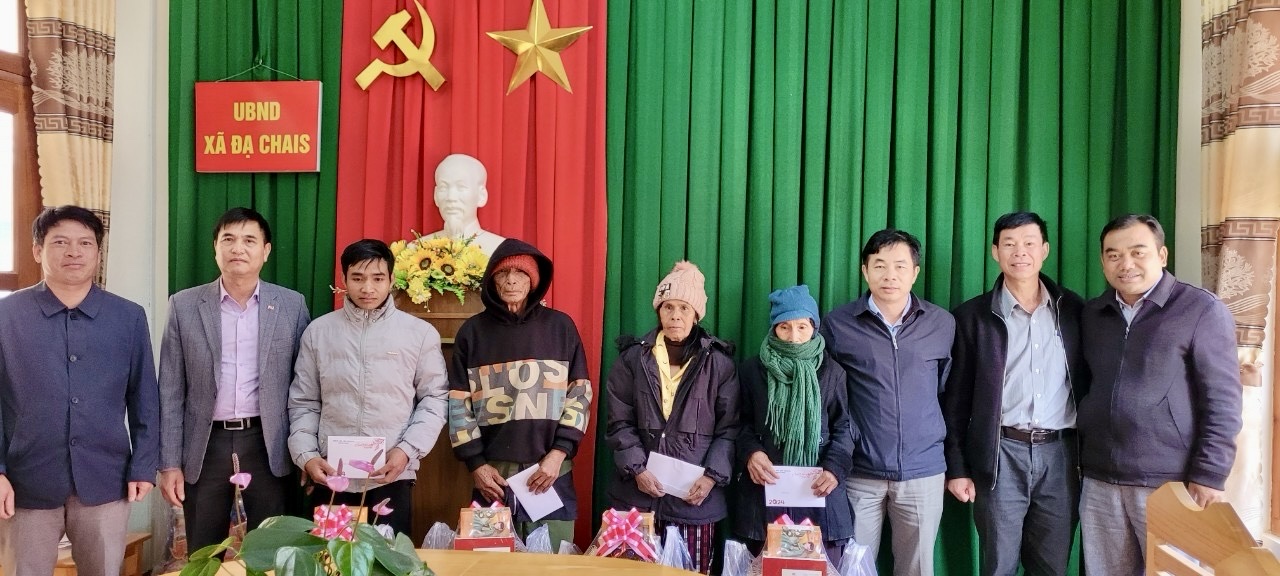 Lãnh đạo huyện Lạc Dương thăm, chúc Tết các gia đình chính sách tiêu biểu và các cơ quan, đơn vị